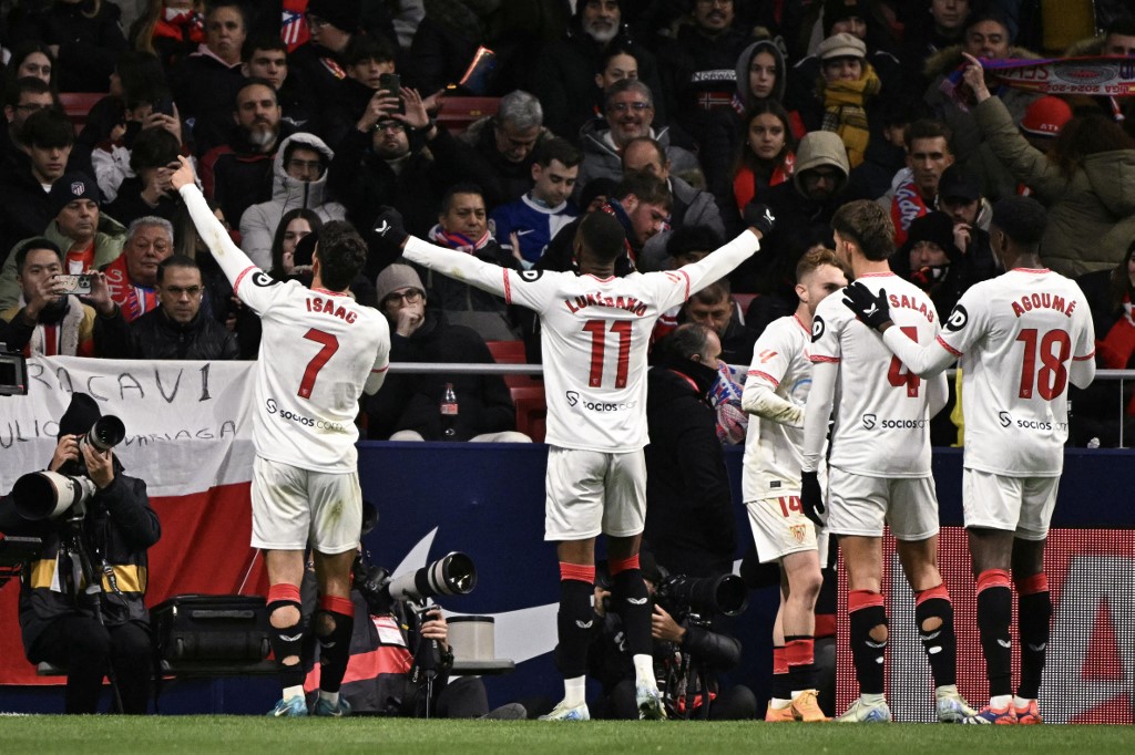Sevilla berbalik unggul 2-1 pada menit ke-32 ketika dari serangan balik cepat, Isaac Romero melewati lini belakang Atletico sebelum melepaskan tembakan yang tidak kuasa dibendung kiper Jan Oblak. Pada babak kedua Sevilla memperlebar keunggulan setelah Juanlu Sanchez tidak terkawal di tiang jauh saat menerima umpan silang dari sisi kiri dan lalu membawa Sevilla unggul 3-1 pada menit ke-57.