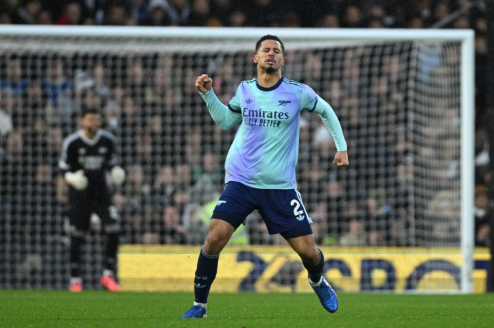 Arsenal baru bisa menyamakan kedudukan pada menit 52 setelah umpan sundulan Kai Havertz dapat disambut sentuhan William Saliba yang membobol gawang dari Fulham sehingga skor kembali sama kuat 1-1.