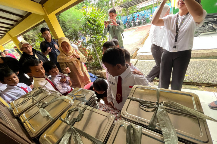 Dedek menjelaskan, pemantauan ini dilakukan untuk memastikan kesiapan pelaksanaan program tersebut secara masif, pada 2 Januari 2025. Salah satu yang dipelototi adalah kesiapan implementasi gizi dari makanan yang dibuat untuk para siswa.