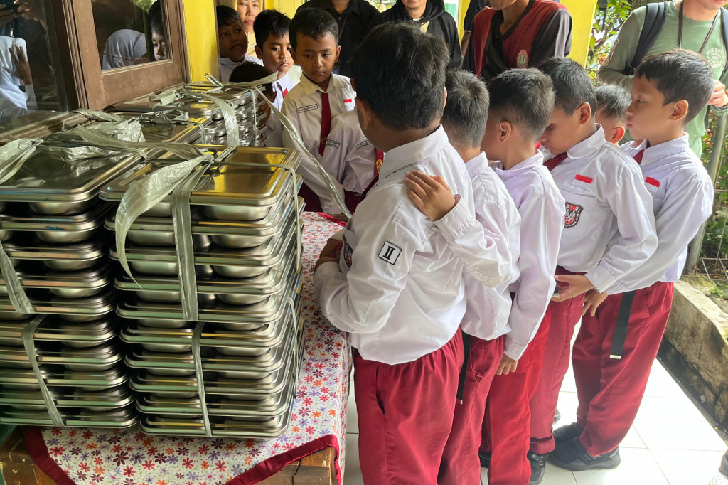 Menurut Dedek, Prabowo mau makanan yang dikirimkan kepada para siswa memenuhi tiga aspek. Pertama yakni memenuhi kandungan kalori minimal 600 sampai 700.