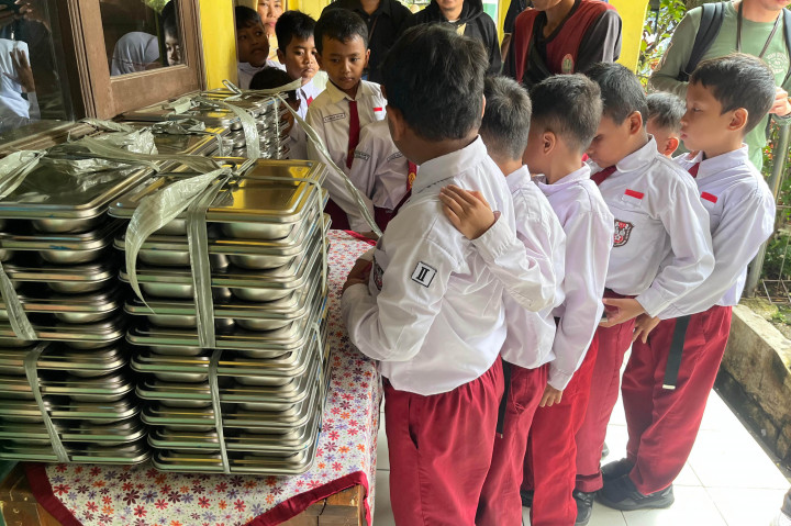 Menurut Dedek, Prabowo mau makanan yang dikirimkan kepada para siswa memenuhi tiga aspek. Pertama yakni memenuhi kandungan kalori minimal 600 sampai 700.