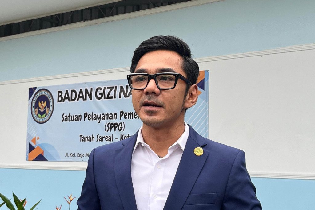 “Kita sedang melakukan peninjauan akan kesiapan dari sebuah program yang merupakan program grande atau program unggulan Presiden Prabowo yaitu program makan bergizi gratis,” kata Juru Bicara Kantor Komunikasi Kepresidenan Dedek Prayudi di SPPG Tanah Sareal, Bogor, Senin, 9 Desember 2024.