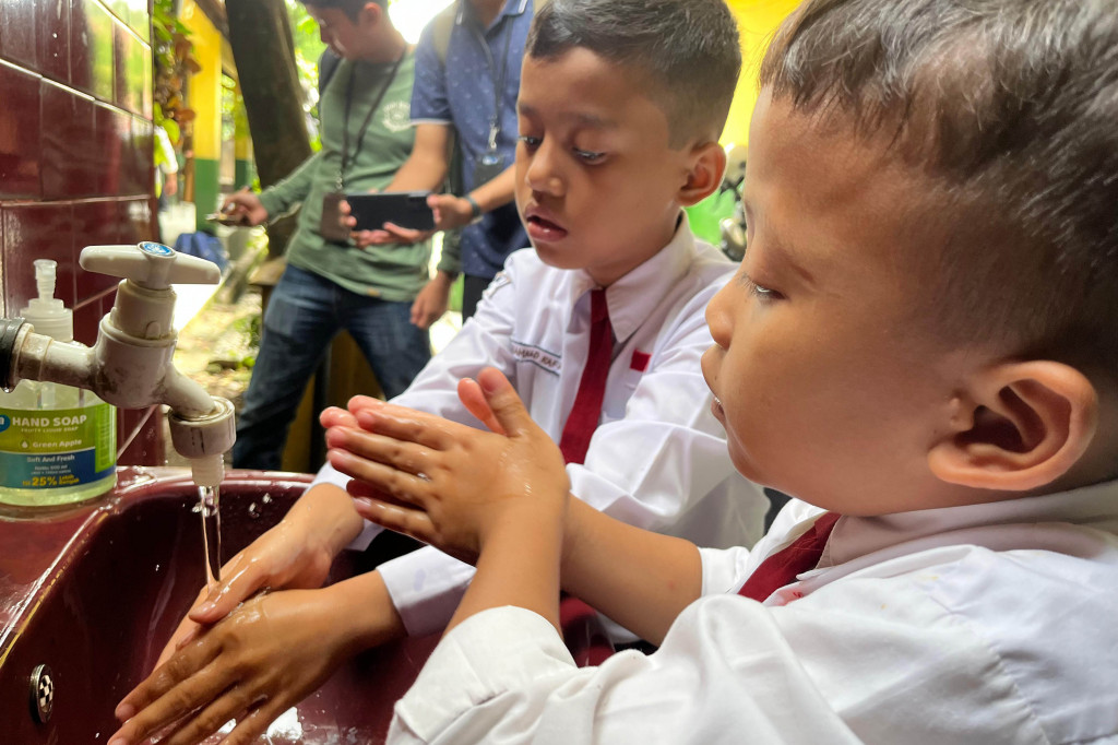 Kariyanti menyambut baik program ini. Menurutnya, pemerintah seakan membantu sekolah memberikan pelajaran menghargai setiap profesi dengan makanan bergizi yang diberikan.