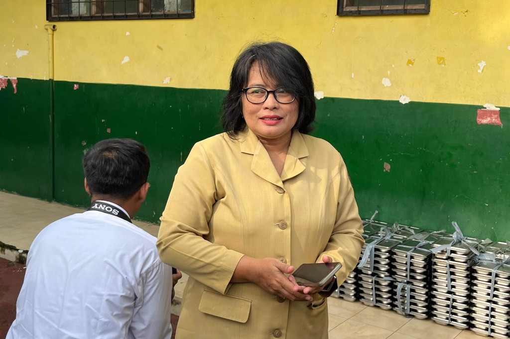 “Kemudian tingkat kedatangan anak-anak, mereka senang. Oh iya, besok dapat makanan bergisi, aku mau datang. Menunya apa lagi ya, ‘aku dapat susu apa lagi ya’,” kata Kariyanti di SD Kedung Badak, Bogor, Senin, 9 Desember 2024.