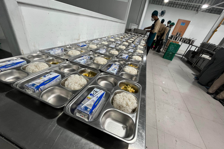 Pemerintah dinilai sangat membantu menyegah konsumsi makanan kurang sehat dengan program ini. Menurut Kariyanti, dengan makanan bergizi, negara seakan mengajarkan siswa untuk menginvestasikan kesehatannya.