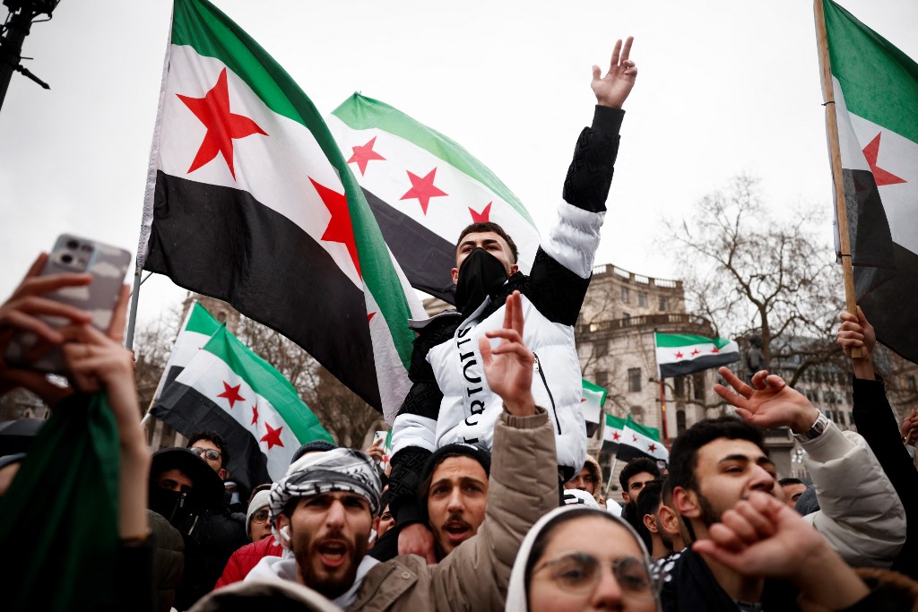 Seorang warga, Saffan Amir yang berasal dari Aleppo membagikan manisan yang dikenal sebagai Basbousa kepada peserta lain, sambil menyemangati mereka untuk melakukan apa pun yang mereka bisa untuk merayakannya serta membuat semua orang bahagia.