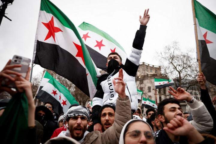 Seorang warga, Saffan Amir yang berasal dari Aleppo membagikan manisan yang dikenal sebagai Basbousa kepada peserta lain, sambil menyemangati mereka untuk melakukan apa pun yang mereka bisa untuk merayakannya serta membuat semua orang bahagia.