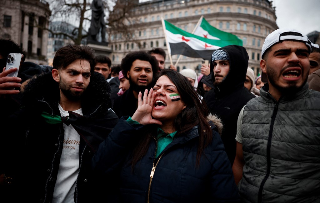 Mereka bersorak, menyambut lengsernya rezim Bashar al-Assad yang penuh kekejaman, dengan meneriakkan slogan-slogan dan menyanyikan lagu-lagu serta berjanji kembali ke tanah air mereka.