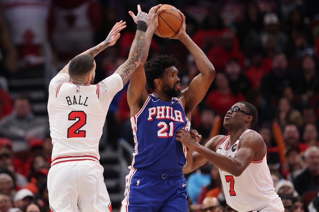 Pertandingan ini menandai kembalinya Embiid setelah absen dua setengah pekan akibat pembengkakan di lutut kirinya dan alasan pribadi.