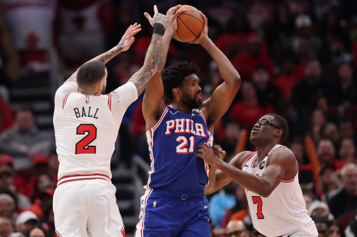 Pertandingan ini menandai kembalinya Embiid setelah absen dua setengah pekan akibat pembengkakan di lutut kirinya dan alasan pribadi.