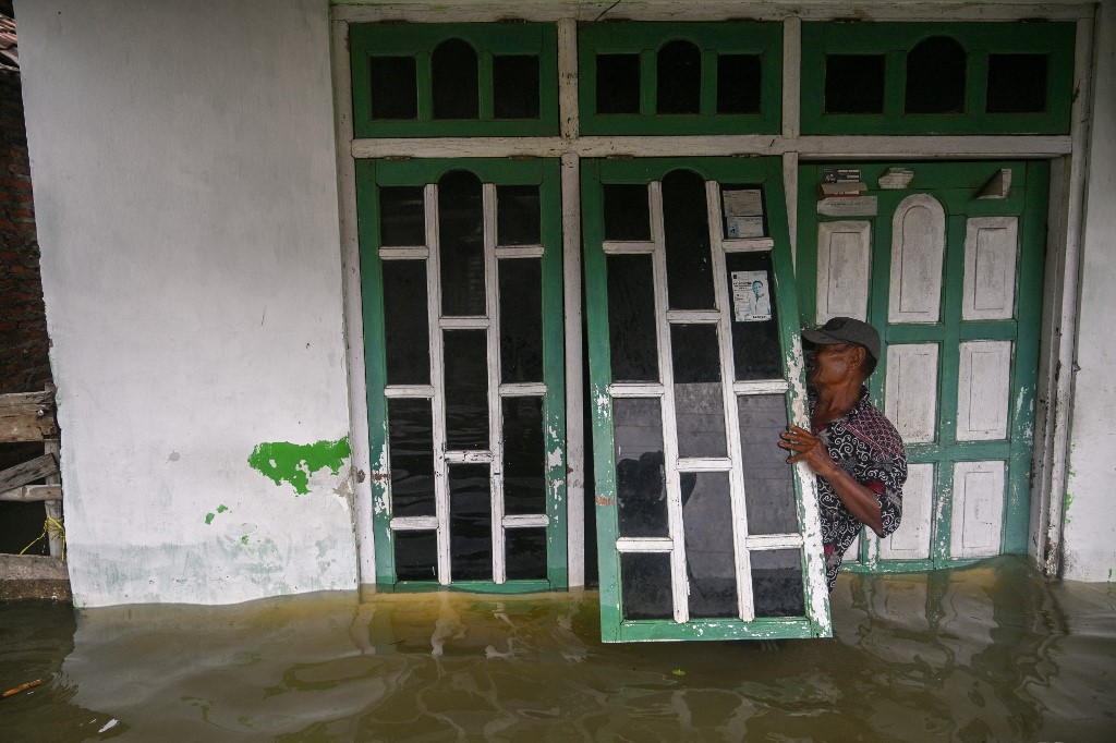 Air luapan sejumlah sungai yang mengelilingi permukiman mulai menggenangi rumah warga sejak Minggu, 8 Desember 2024 malam, usai guyuran hujan deras selama hampir empat jam.
