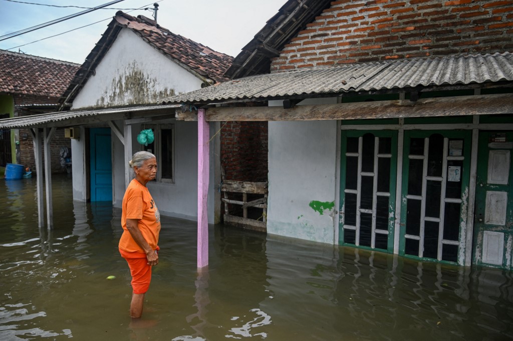 Tak hanya rumah-rumah warga, banjir dengan ketinggian lutut orang dewasa juga merendam jalan poros desa dan merendam gedung sekolah dasar negeri tempuran dan taman kanak-kanak.