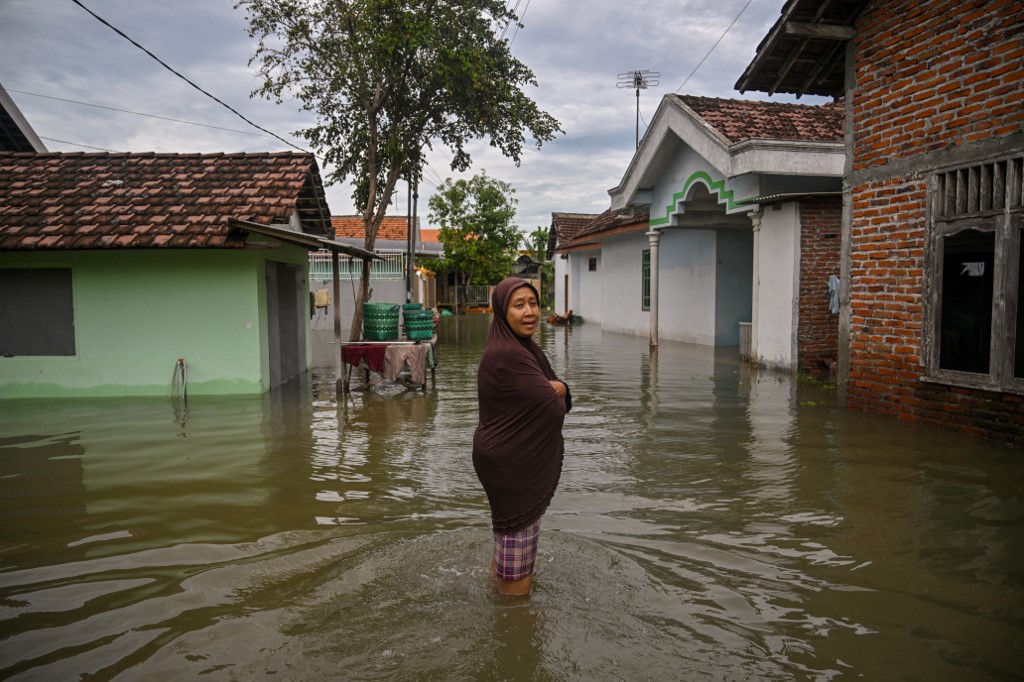 Ratusan rumah di Desa Tempuran, Kecamatan Sooko, Kabupaten Mojokerto, Jawa Timur, terendam banjir, Senin, 9 Desember 2024 pagi. Tak hanya rumah dan jalan poros desa, banjir akibat luapan sungai tersebut juga merendam gedung sekolah hingga memaksa aktivitas belajar diliburkan.