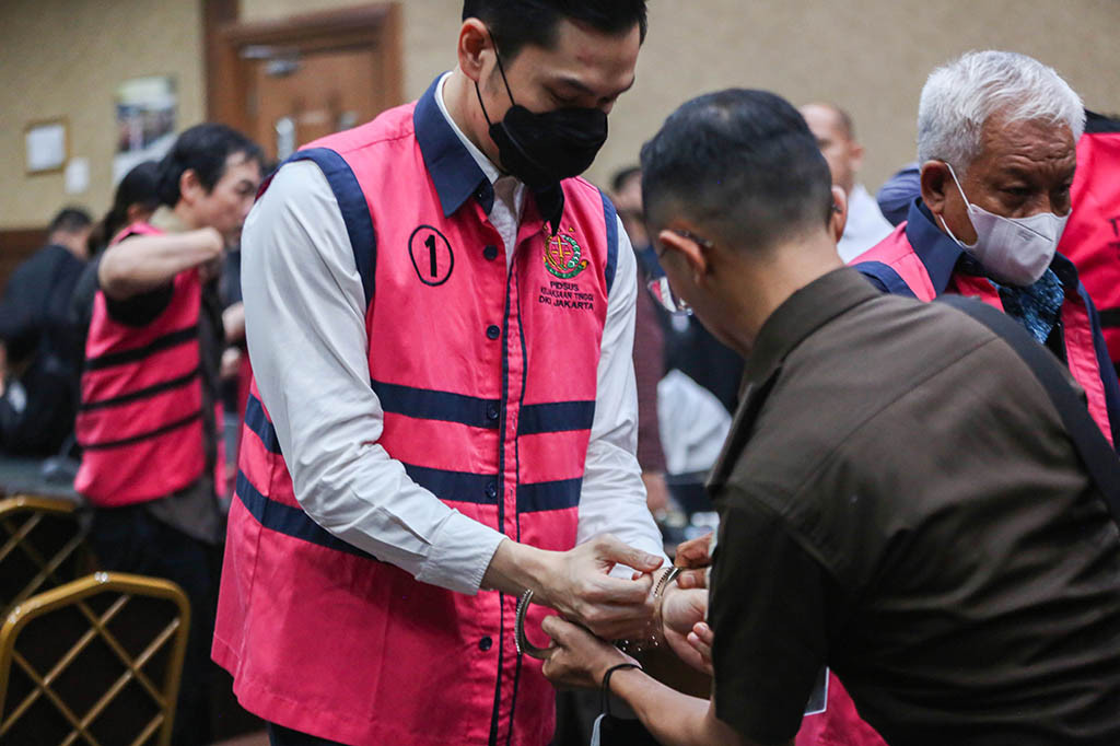 JPU turut menuntut majelis hakim agar menjatuhkan pidana tambahan kepada Harvey berupa pembayaran uang pengganti sebesar Rp210 miliar subsider pidana penjara selama enam tahun.