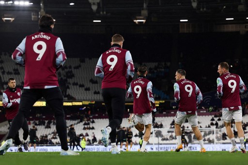 Penyerang West Ham United Michail Antonio mengalami patah kaki setelah kecelakaan mobil serius. Untuk memberikan penghormatan, para penggawa The Hammers kompak mengenakan jersey nomor punggung 9 milik Antonio selama pemanasan jelang laga melawan Wolverhampton Wanderers, Selasa, 10 Desember.