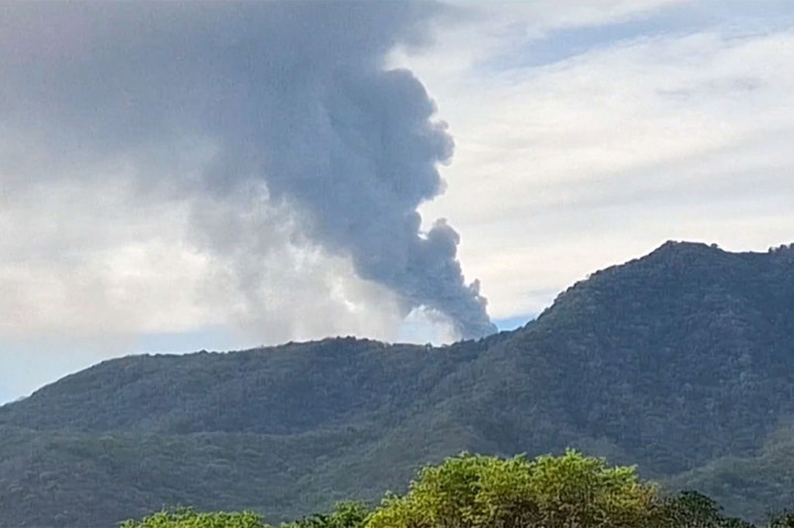 Erupsi Gunung Lewotobi Laki-laki di Nusa Tenggara Timur kembali terjadi pada Selasa, 10 Desember 2024 pukul 06: 07 Wita, dengan tinggi kolom abu teramati 2.000 meter di atas puncak kawah.