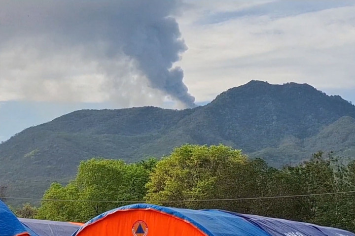 Kolom abu teramati berwarna putih hingga kelabu dengan intensitas tebal condong ke arah barat dan barat laut. 