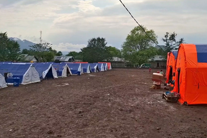 Erupsi disertai gemuruh lemah terdengar dari Pos pemantau gunung Lewotobi laki-laki tepatnya di Desa Pululera.