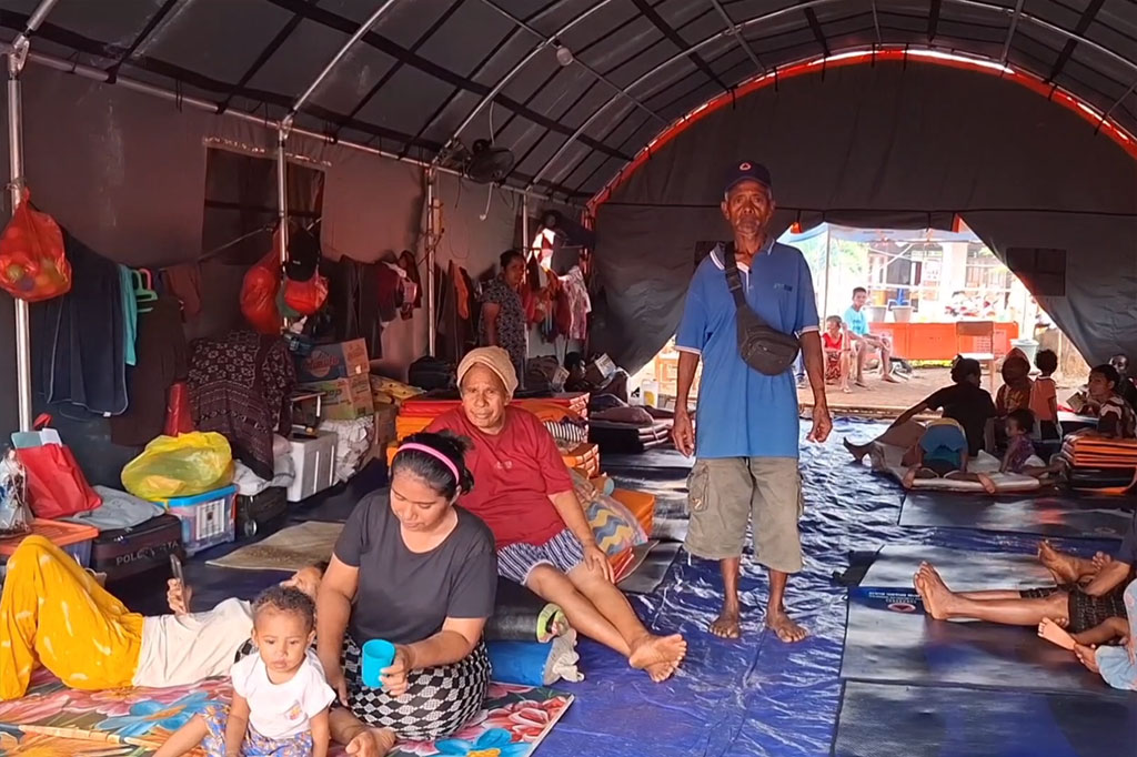 Hingga saat inipun, 9.570 jiwa pengungsi masih bertahan di sejumlah posko pengungsian yakni posko lapangan di tenda pengungsi berjumlah 3.654 jiwa dan posko mandiri berjumlah 5.916 jiwa.