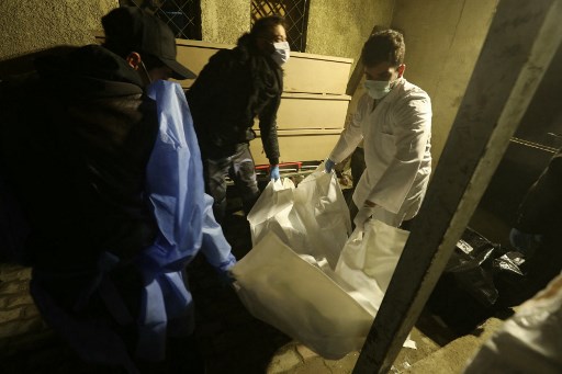 Jenazah-jenazah itu ditempatkan dalam kantong plastik putih atau dibungkus dengan kain putih, beberapa berlumuran darah. Jenazah-jenazah itu dibungkus kain atau pita perekat yang bertuliskan nomor-nomor dan terkadang nama-nama.