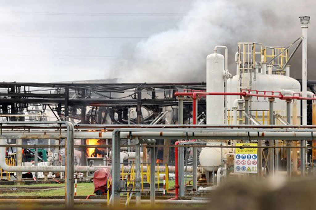 Ledakan tersebut terjadi di sebuah depot bahan bakar yang dimiliki oleh perusahaan energi Italia ENI (ENI.MI) di utara Florence, yang menyebabkan kepulan asap hitam ke udara. Para saksi mata yang tinggal beberapa kilometer jauhnya melaporkan adanya ledakan besar dan getaran.