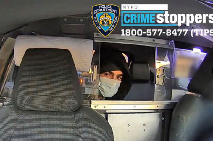 Mangione dibawa ke gedung pengadilan Blair County di Altoona untuk didakwa pada Senin malam, di mana dakwaan senjata dan pemalsuan dibacakan terhadapnya.