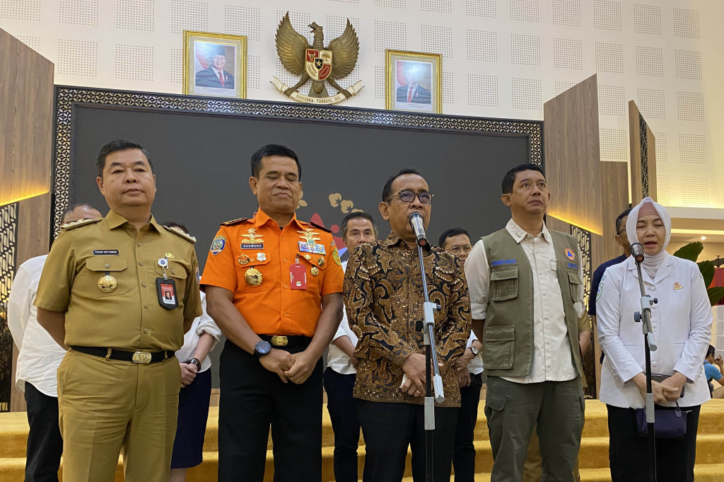 “Minggu ini akan dibentuk posko bersama dimana pihak-pihak terkait itu berkantor bersama di Badan Nasional Penanggulan Bencana (BNPB), jadi masing-masing beda unit pemerintahan yang terkait mengirimkan wakilnya dalam satu posko di BNPB,” ucap Pratikno di kantor Kemenko PMK, Jakarta Pusat, Selasa, 10 Desember 2024.