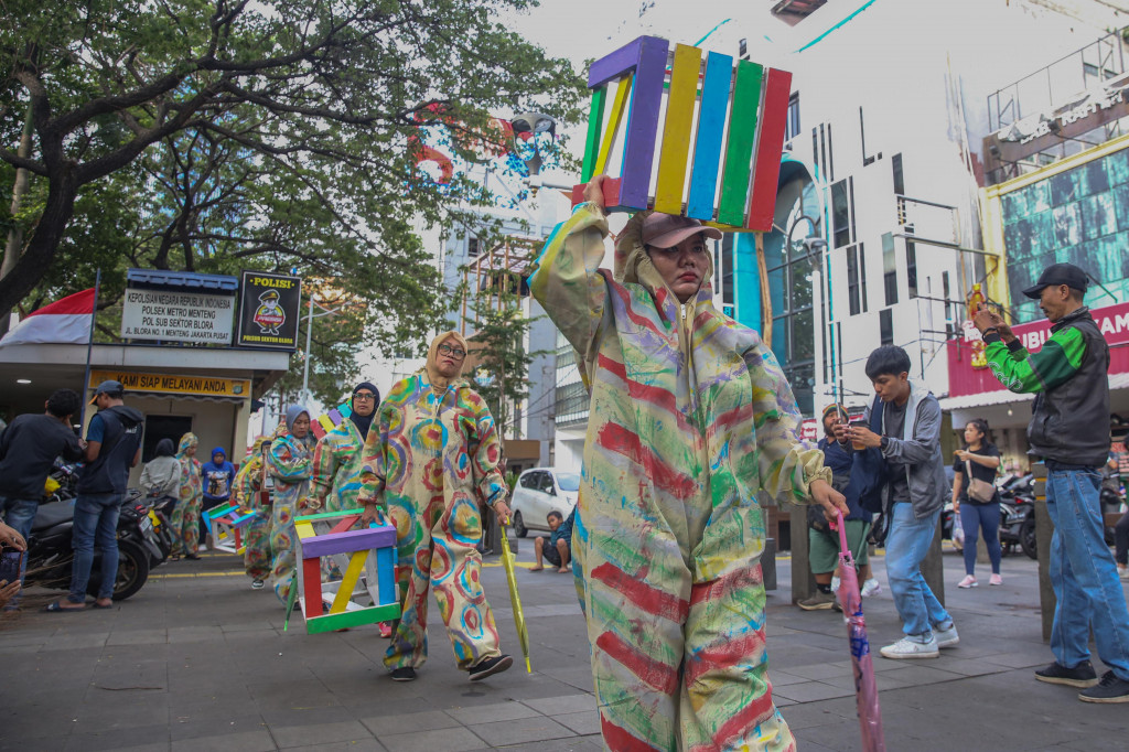 Aktivis serikat pekerja transportasi umum yang terafiliasi dengan Federasi Pekerja Transportasi Internasional (ITF) melakukan aksi teatrikal saat jam pulang kantor di Terowongan Kendal, Sudirman, Jakarta, Selasa, 10 Desember 2024. 