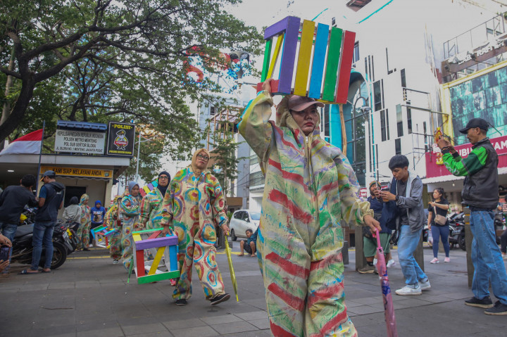 Aktivis serikat pekerja transportasi umum yang terafiliasi dengan Federasi Pekerja Transportasi Internasional (ITF) melakukan aksi teatrikal saat jam pulang kantor di Terowongan Kendal, Sudirman, Jakarta, Selasa, 10 Desember 2024. 