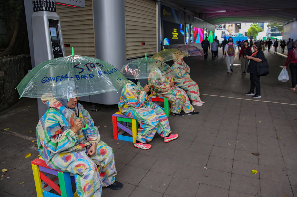 Dalam aksinya mereka menyerukan agar pemerintah meningkatkan fasilitas yang aman dan ramah terhadap perempuan pada moda transportasi umum. 