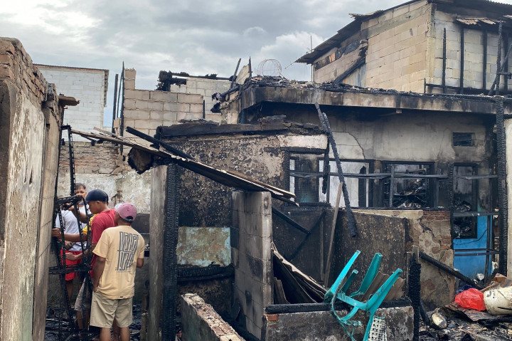 Kebakaran tersebut berawal dari adanya percikan api dari rumah yang dijadikan pengepul rongsokan plastik milik warga berinisial J. Percikan api kemudian dengan cepat membesar dan membakar seluruh bagian bangunan semi permanen yang ada di kawasan tersebut.