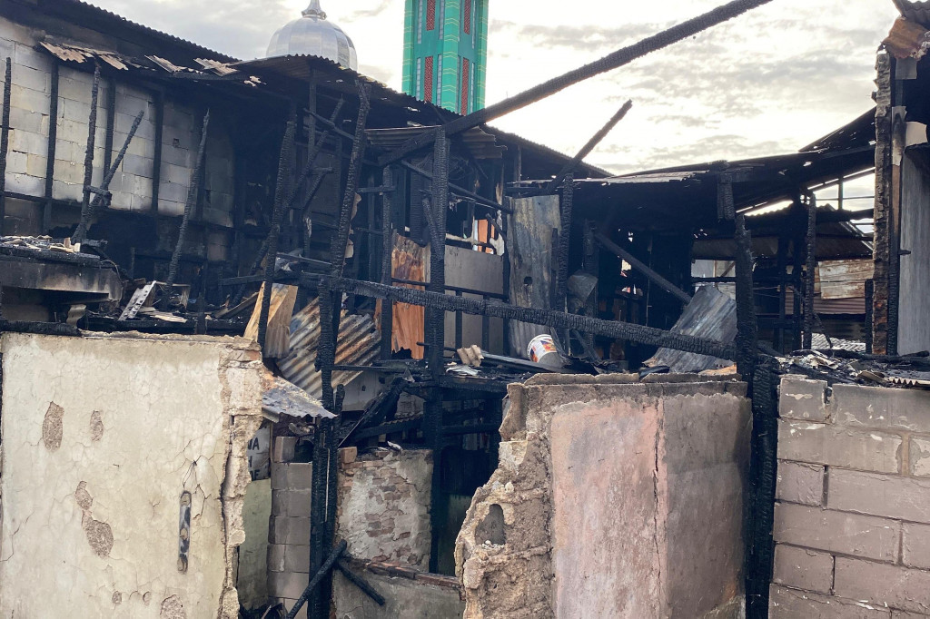 Kebakaran di permukiman padat penduduk yang terjadi di Jalan Kebon Kosong, Kemayoran, Jakarta Pusat, Selasa, 10 Desember 2024, diduga berasal dari rumah seorang pengepul rongsokan sampah plastik berinisial J.