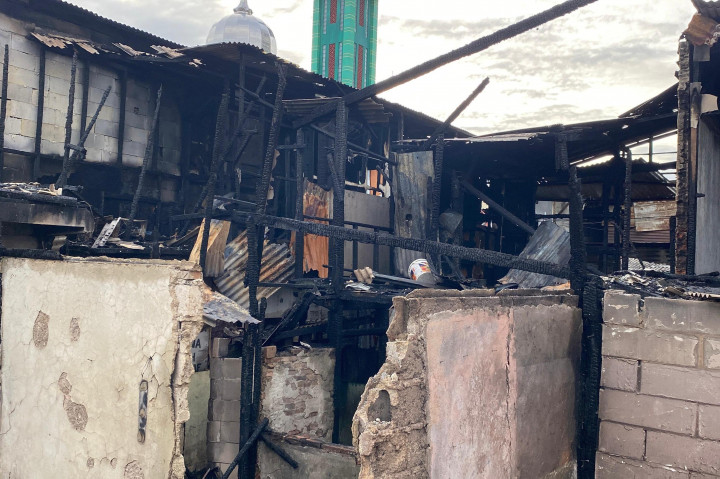 Kebakaran di permukiman padat penduduk yang terjadi di Jalan Kebon Kosong, Kemayoran, Jakarta Pusat, Selasa, 10 Desember 2024, diduga berasal dari rumah seorang pengepul rongsokan sampah plastik berinisial J.