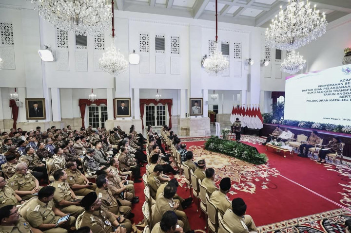 Presiden Prabowo Subianto menyerahkan daftar isian pelaksanaan anggaran (DIPA) dan daftar alokasi transfer ke daerah (TKD) tahun anggaran 2025, serta meluncurkan katalog elektronik (e-katalog) versi 6.0 di Istana Negara, Jakarta, Selasa, 10 Desember 2024.
