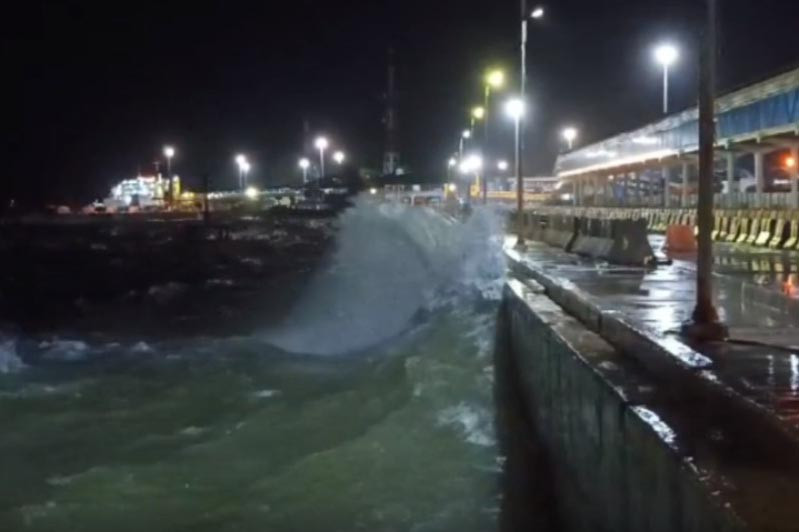 Seperti inilah gelombang tinggi dan angin kencang yang terjadi di Pelabuhan Penyeberangan Merak-Bakauheni pada malam hari ini, kecepatan angin mencapai 20 skonot dengan tinggi gelombang dua meter.