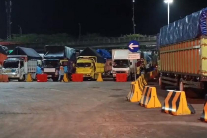 Pelabuhan Penyeberangan Merak-Bakauheni kembali dihantam cuaca buruk, angin kencang dan gelombang tinggi menyulitkan kapal bersandar di dermaga, Selasa, 10 Desember 2024 malam. Selain itu cuaca buruk juga berdampak penundaan keberangkatan truk di pelabuhan.