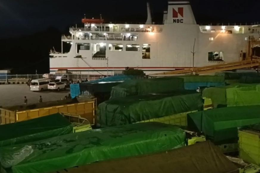 Hal ini kembali menyulitkan kapal yang hendak bersandar di dermaga maupun yang akan keluar dermaga untuk melanjutkan perjalanan menuju pelabuhan Bakauheni Lampung.