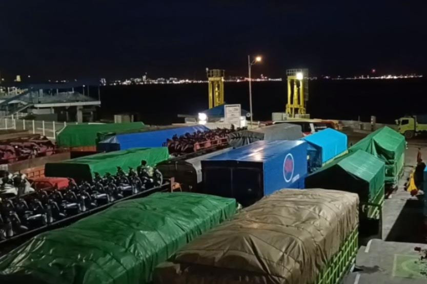 Akibatnya ratusan truk ekspedisi tertunda keberangkatannya dan mengantre di areal Pelabuhan dan kantong parkir pelabuhan.