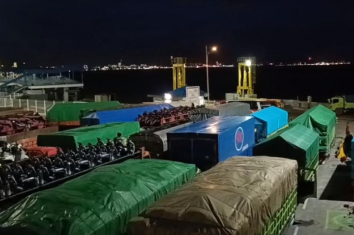 Akibatnya ratusan truk ekspedisi tertunda keberangkatannya dan mengantre di areal Pelabuhan dan kantong parkir pelabuhan.