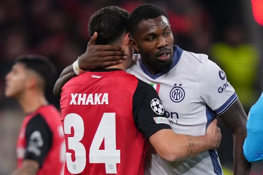 Sedangkan Leverkusen naik ke peringkat dua dengan jumlah poin yang sama, tetapi unggul selisih gol dari Inter Milan.