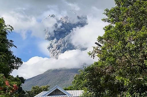 Gunung Kanlaon di Filipina meletus pada Senin, 9  Desember, yang kedua kalinya pada tahun ini, menyemburkan abu panas dan gas hingga 3 kilometer ke angkasa dan memaksa penduduk untuk mencari tempat berlindung.