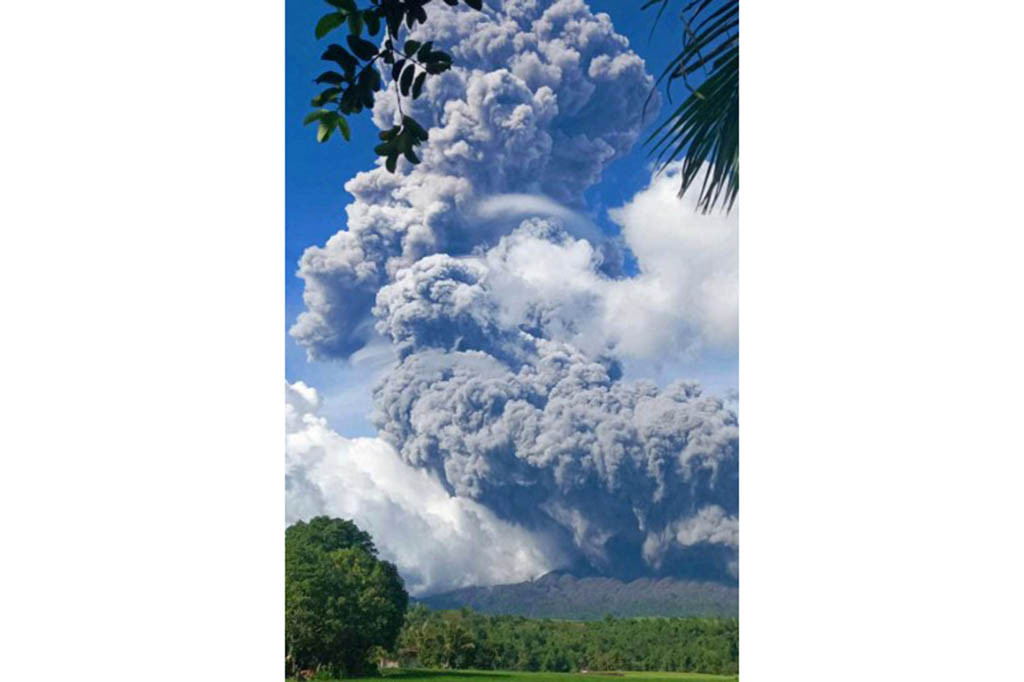 Pihak berwenang Filipina, Selasa, 10 Desember 2024, memerintahkan puluhan ribu warga meninggalkan rumah mereka menyusul letusan Gunung Kanlaon, yang terkuat dalam beberapa tahun terakhir.