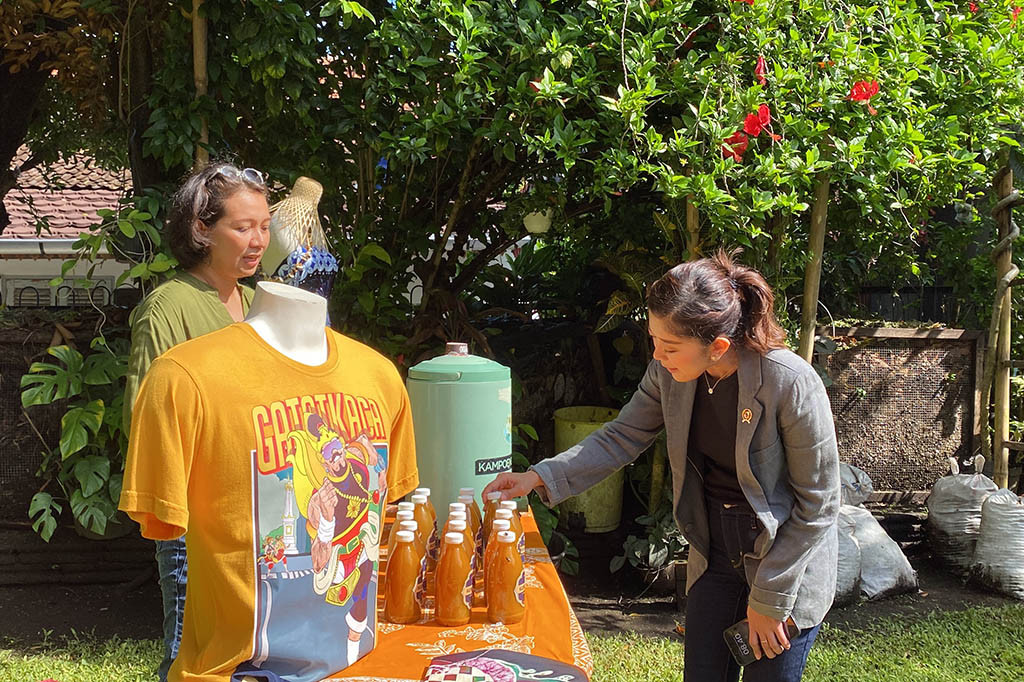 Menurut Meutya, kini sudah banyak sekali masyarakat yang sudah menggunakan AI. Sehingga, menurutnya kini bagi masyarakat masyarakat kini bisa saling membantu untuk menunjukkan cara penggunaan AI, terlebih bagi para masyarakat yang kurang mendapatkan edukasi penggunaan AI.