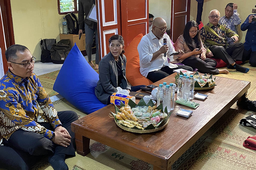 Menteri Komunikasi dan Digital (Menkomdigi), Meutya Hafid mengunjungi Kampung Cyber, Yogyakarta. Ia menyebut Kemkomdigi akan meningkatkan edukasi terhadap penggunaan AI bagi para perintis UMKM