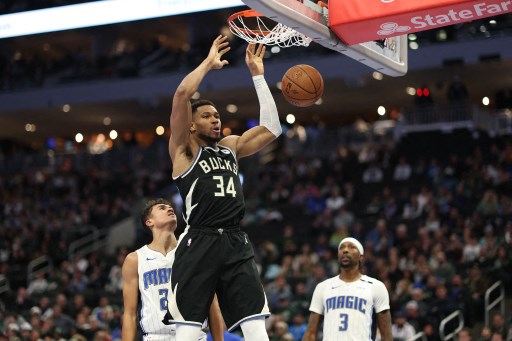 Giannis Antetokounmpo mencetak 37 poin, sementara Damian Lillard menambahkan 28 poin, termasuk sembilan poin krusial di menit terakhir, untuk membawa Milwaukee Bucks mengalahkan Orlando Magic 114-109 pada laga perempat final NBA Cup, Rabu, 11 Desember 2024 WIB, sekaligus memastikan tempat di babak semifinal.