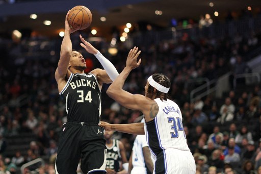 Antetokounmpo melanjutkan performa impresifnya dengan mencetak lebih dari 20 poin dengan akurasi tembakan 50 persen atau lebih untuk ke-22 kali secara berturut-turut, menjadikannya rekor terpanjang untuk awal musim dalam sejarah NBA. Giannis menyelesaikan pertandingan dengan catatan akurasi 15 berhasil dari 24 upaya tembakan. 