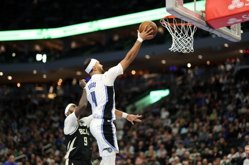 Sementara Jalen Suggs memimpin Magic yang tampil tanpa beberapa pemain kunci dengan torehan 32 poin.