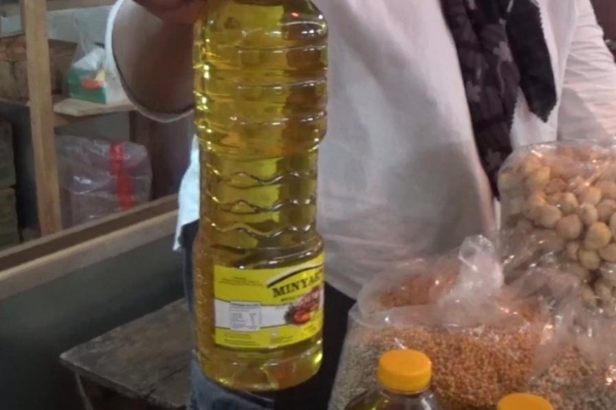 Harga goreng bersubsidi minyak kita, naik cukup signifikan yakni saat ini di harga Rp18 ribu per liternya, dari sebelumnya Rp16,5 ribu per liternya. Sedangkan untuk telur, juga mengalami kenaikan dari yang sebelumnya Rp26 ribu menjadi Rp28 ribu per kilogramnya.