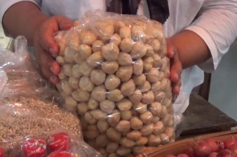 Selain itu harga kemiri juga ikut mengalami kenaikan, dari yang sebelumnya Rp58 ribu, jelang tahun baru ini mencapai harga Rp70 ribu per kilogramnya. Menurut pedagang, kenaikan harga tersebut disebabkan kurangnya pasokan akibat cuaca buruk yang akhir akhir ini terjadi.