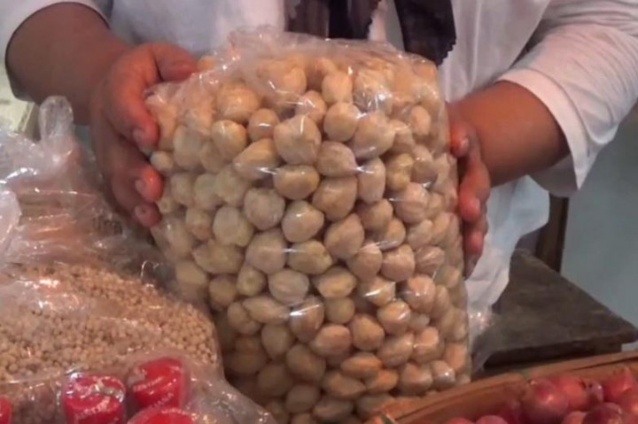 Selain itu harga kemiri juga ikut mengalami kenaikan, dari yang sebelumnya Rp58 ribu, jelang tahun baru ini mencapai harga Rp70 ribu per kilogramnya. Menurut pedagang, kenaikan harga tersebut disebabkan kurangnya pasokan akibat cuaca buruk yang akhir akhir ini terjadi.